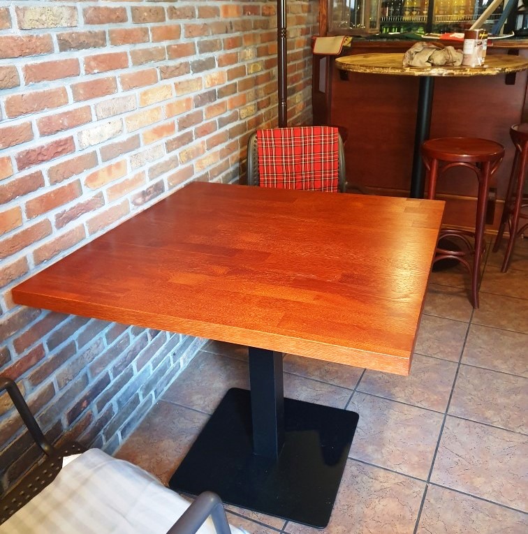 stolik z blatem fornirowanym bejcowanym